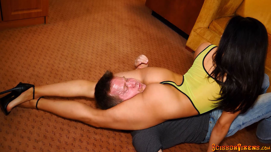 svdl_1319_smacking_my_thighs_around_your_neck_www.scissorvixens.com (5)